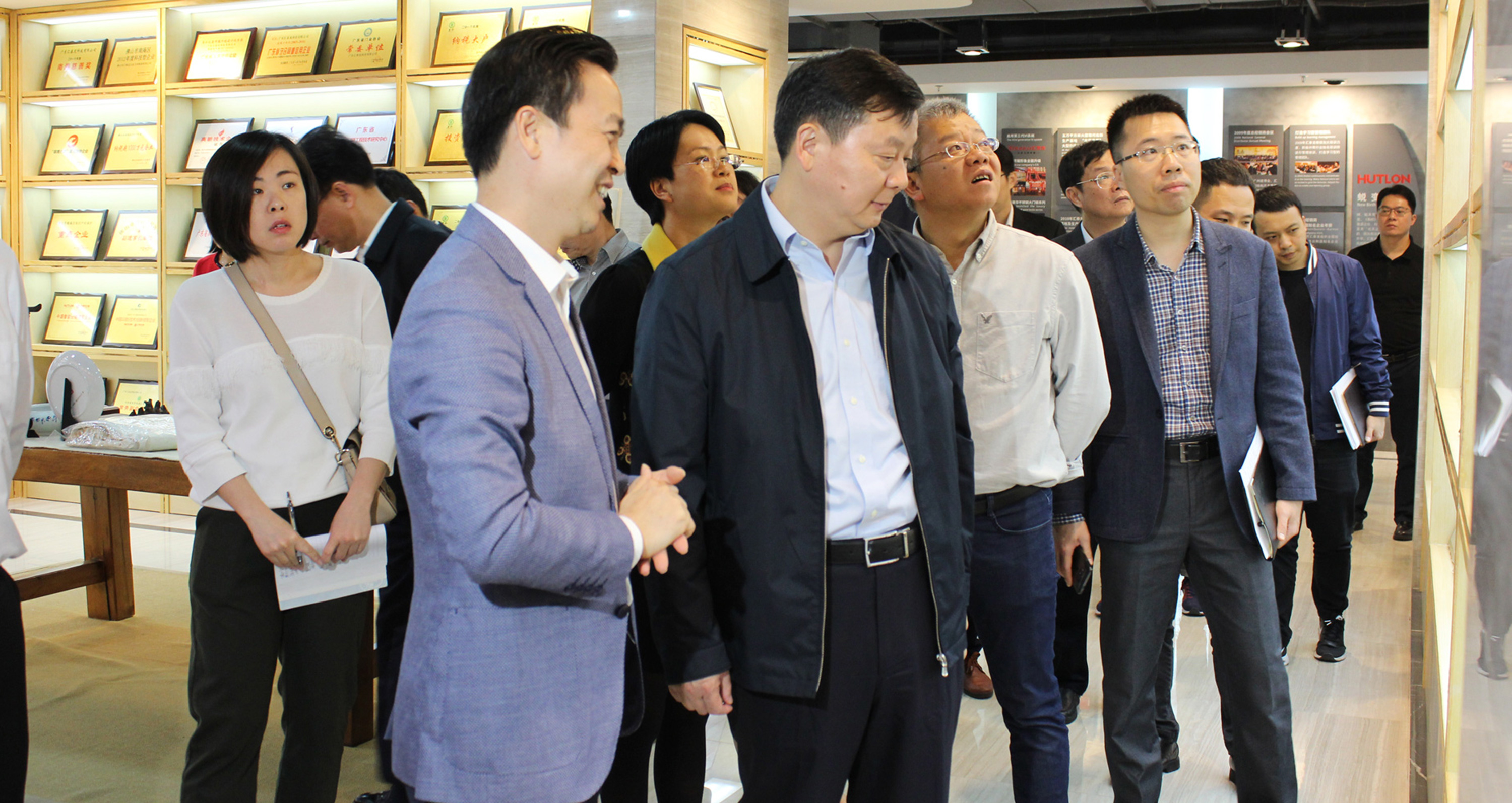 佛山市朱偉市長(zhǎng)率調(diào)研組來匯泰龍調(diào)研走訪！并對(duì)匯泰龍表示支持！